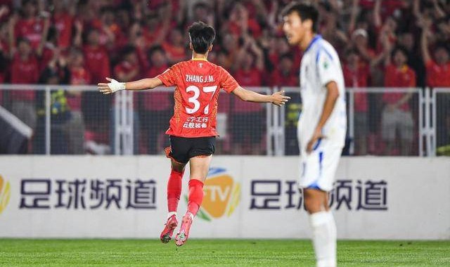 恭喜这位中国王牌锋霸，已获得英国劳工证，将出战英超青年联赛