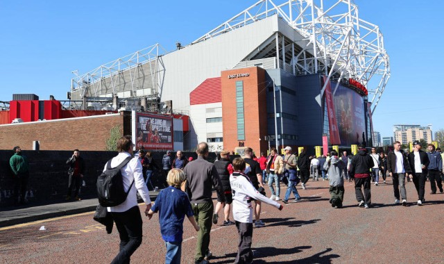 曼联欧联决赛门票分配引发球迷不满，仅1.4万张票如何应对？