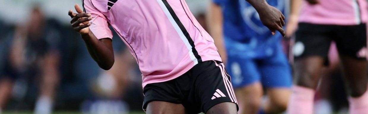 曝曼联已接洽900万铁腰！新罗德里拒瓦伦新合同，但价格过高难买