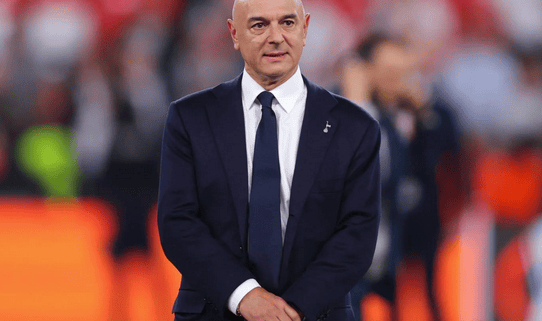 刚夺欧联却遭解雇？热刺换帅引爆争议，列维强硬回应质疑