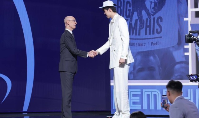 杨瀚森发文:努力扎根将梦想延续 生日礼物我很喜欢