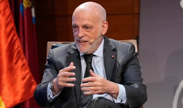 毕巴飞翼续约引爆足坛，西甲主席直言巴萨财政老问题吓退强援