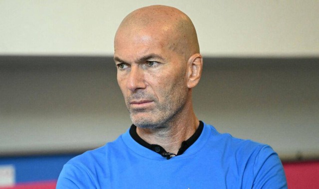 齐达内执教曼联需两大关键条件曝光！阿莫林逼宫英力士，红魔帅位悬念再升级