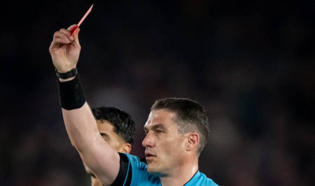 还要买巴斯托尼？近10个赛季欧冠巴萨拿12红 同期最多