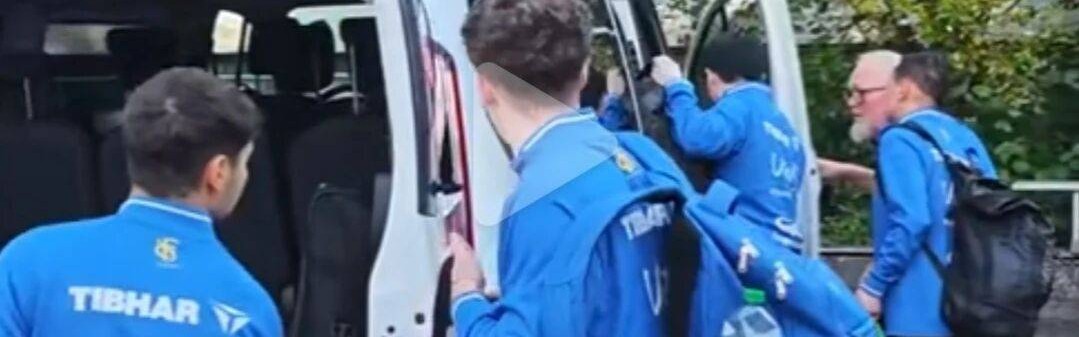 樊振东拿下德甲首场胜利，离场时疑似被车门夹到手，吓坏身旁队友