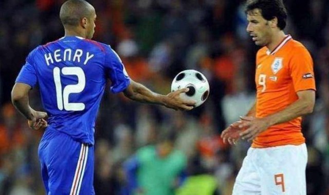 先跟C罗水火不容，后与大罗关系微妙，欧冠金靴受困于人际关系