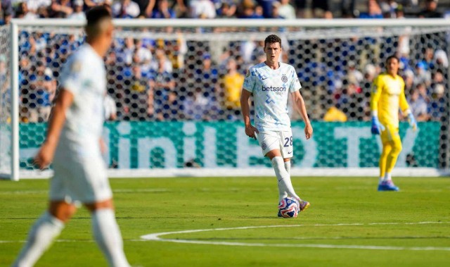 球迷怒批！世俱杯首战梦游，欧冠惨败阴影再现，蓝黑军团小组出线悬了？