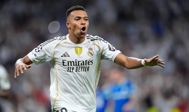 裁判刚掏红牌，姆巴佩立马摘下卡瓦哈尔队长袖标，球迷：能成大事