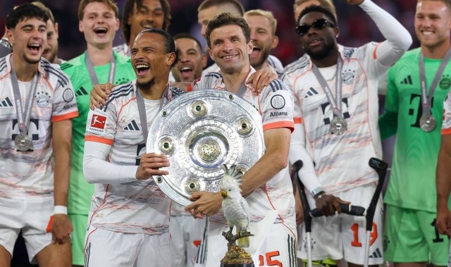 拜仁穆勒、凯恩、戴尔举起沙拉盘！德甲颁奖激情犹在，啤酒浴更爽